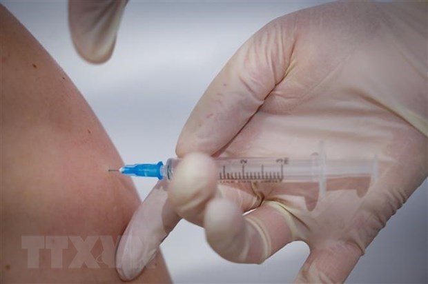 A person gets a shot of the Sputnik-V vaccine in Moscow, Russia (Photo: AFP/VNA)