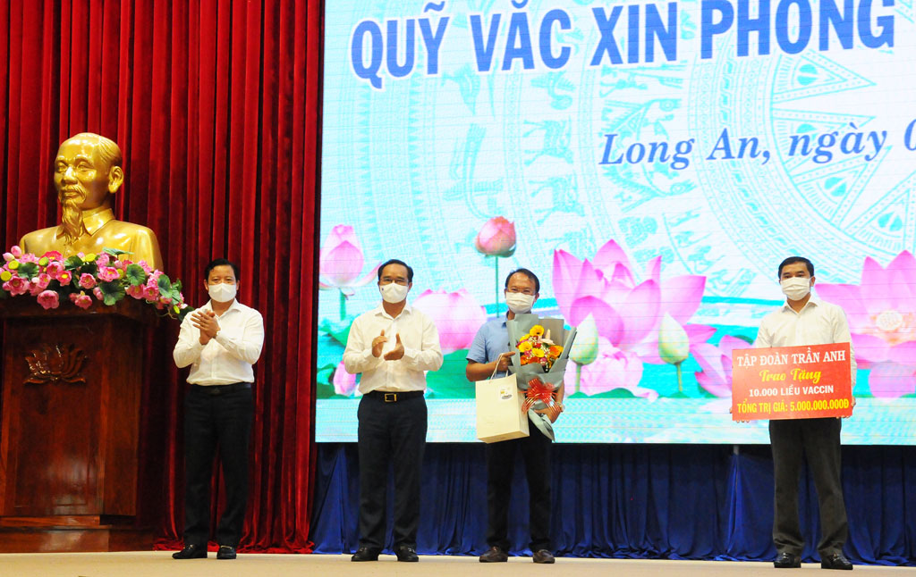 Organizations and individuals enthusiastically support the Long An Covid-19 vaccine fund 