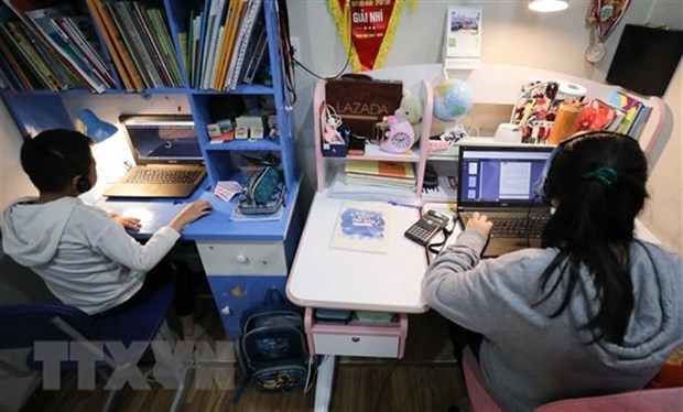 Children access the internet to study online after the COVID-19 fourth wave broke out in Hanoi. The internet has become the only way for many children to access education during the pandemic (Photo: VNA)