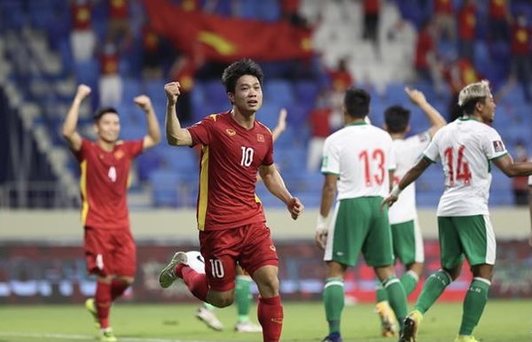 Nguyen Cong Phuong (in red jersey No.10) celebrates his goal for Vietnam (Photo: VNA)