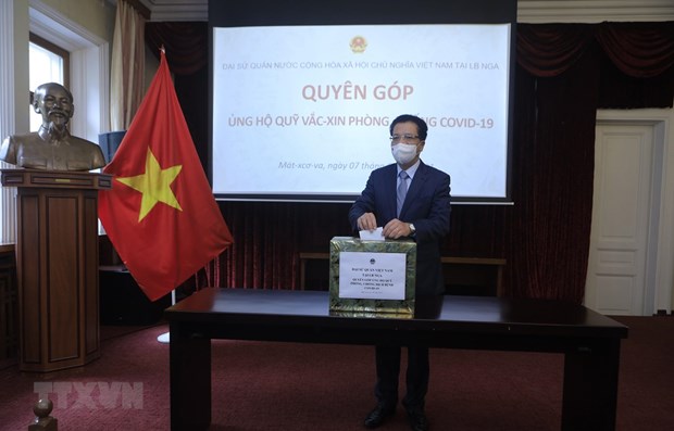 Vietnamese Ambassador to Russia Dang Minh Khoi  donates for the fund (Photo: VNA)