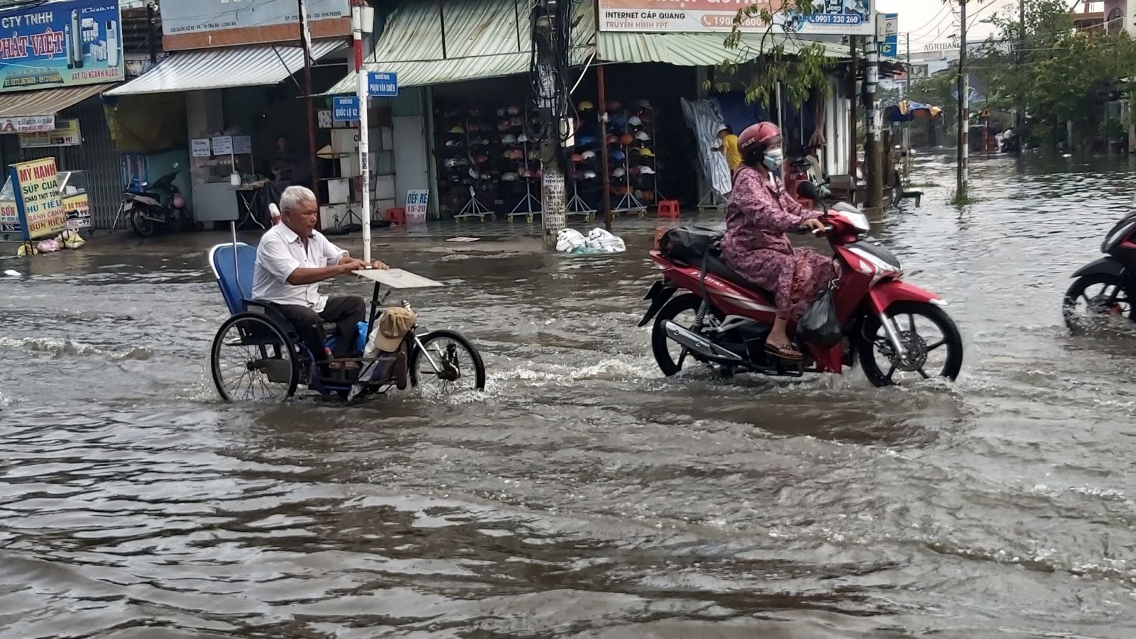 Tình trang ngập nước vẫn xảy ra sau mưa,kể cả các tuyến đường trong đô thị TP.Tân An