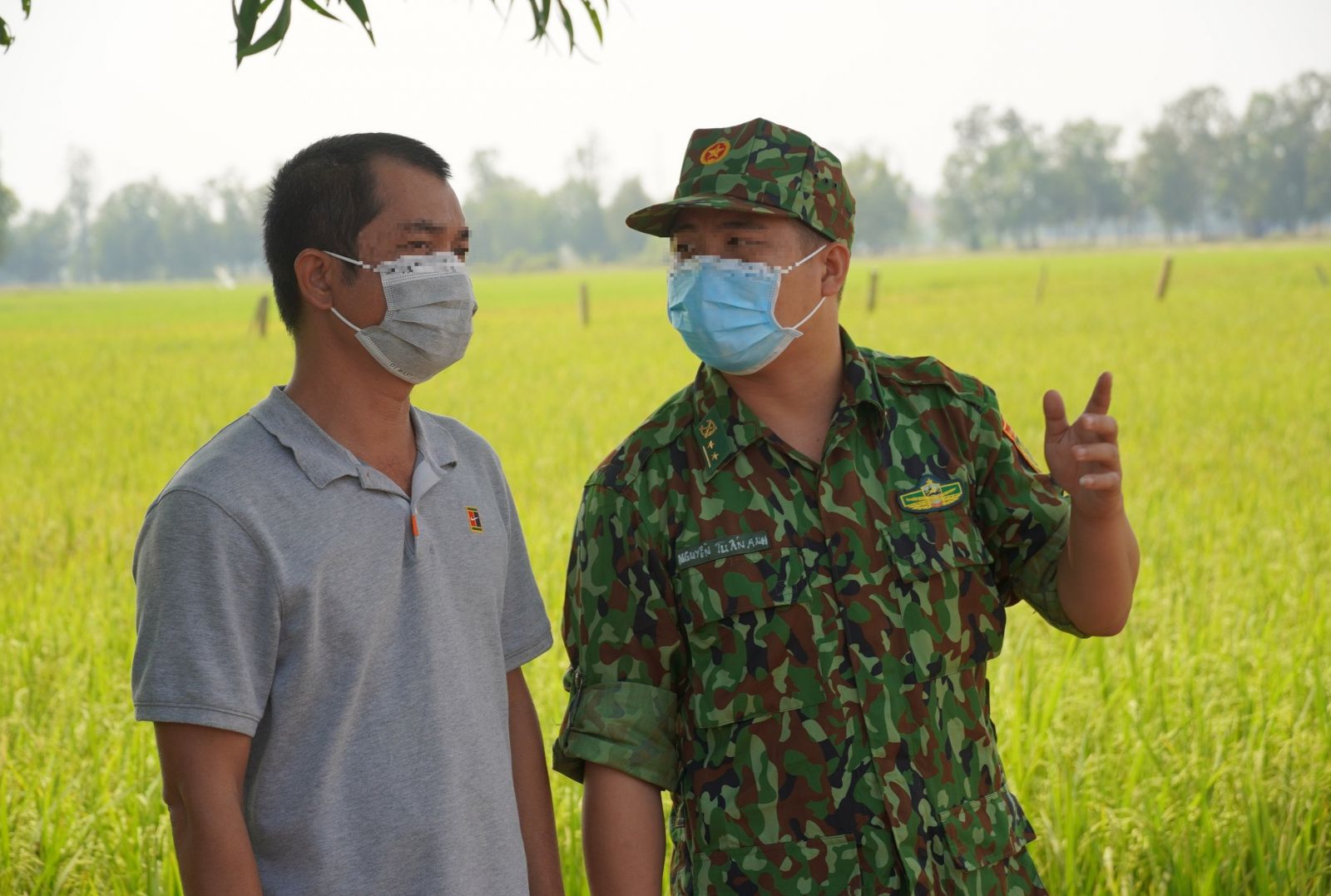 Biên phòng trao đổi với người dân về tình hình biên giới