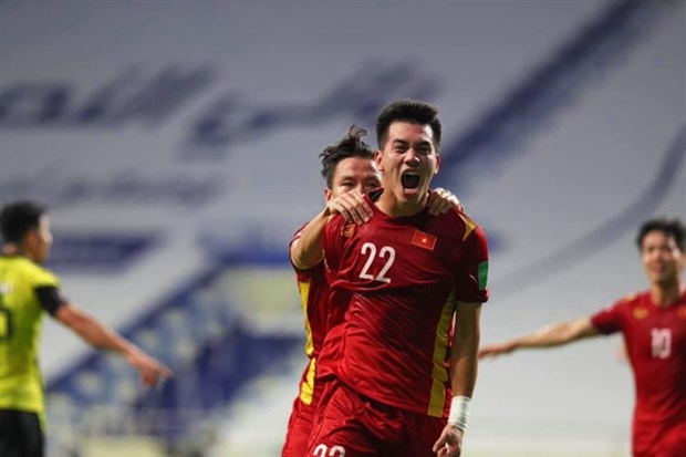 Nguyen Tien Linh celebrates his opening goal. (Photo: VNA)