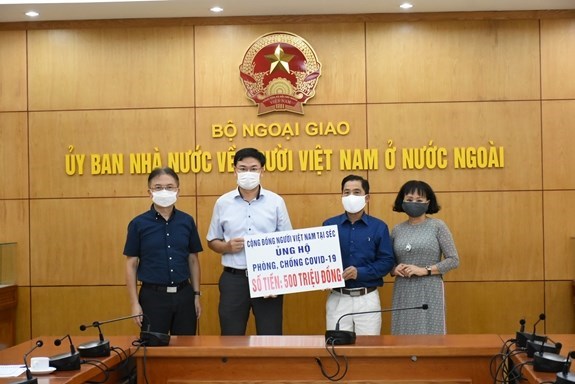 The funding is channelled through the State Committee for Overseas Vietnamese Affairs at the Ministry of Foreign Affairs at a ceremony in Hanoi on June 11. (Photo: Qdnd.vn)