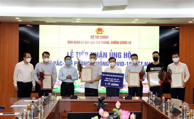 Minister of Finance Ho Duc Phoc (third from left) at a ceremony to receive donations for the vaccine fund (Photo: VNA)