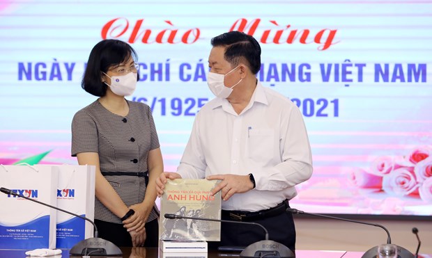 VNA Deputy General Director Vu Viet Trang (L) presents  books published by the VNA to Chairman of the Party Central Committee’s Commission for Information and Education Nguyen Trong Nghia (Photo: VNA)