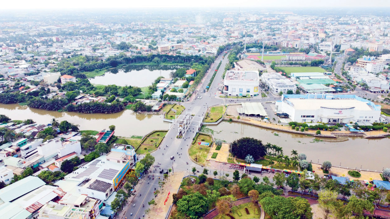 Hệ thống thoát nước chống ngập trong khu vực nội thành góp phần hạn chế các điểm ngập úng cục bộ, tạo mỹ quan cho thành phố (Trong ảnh: Một góc Tân An nhìn từ trên cao)