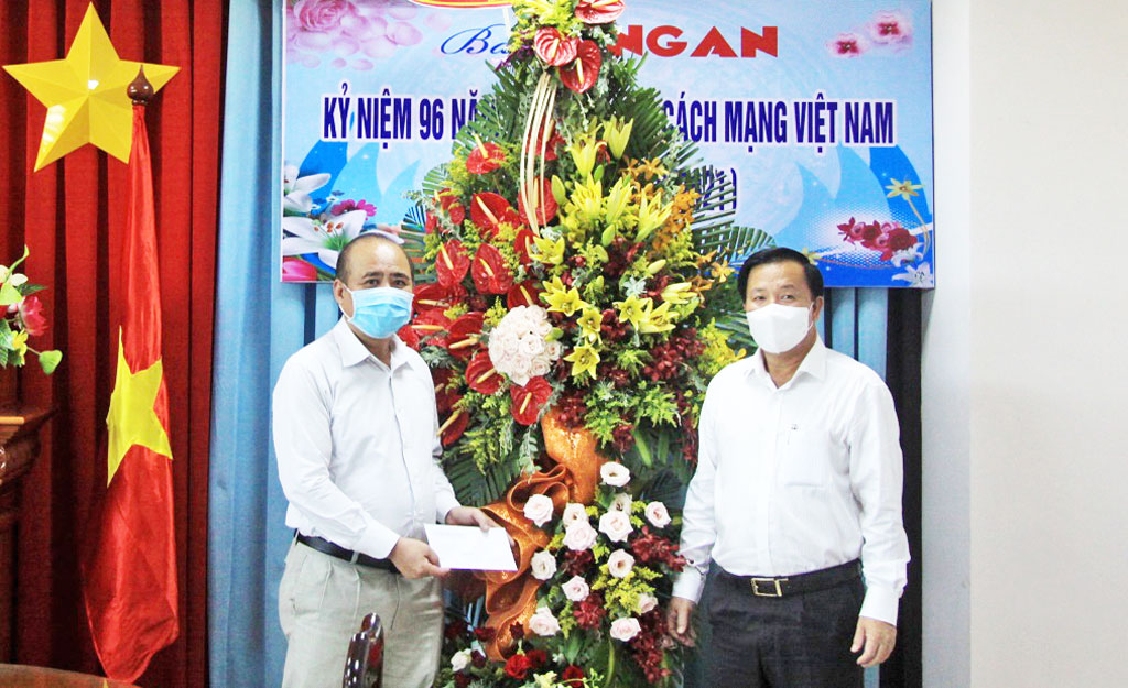 Chairman of Long An People's Committee – Nguyen Van Ut (R) congratulates Long An Newspaper on Vietnam Revolutionary Press Day (Photo: Ngoc Thach)