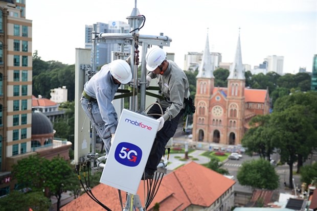 MobiFone's staff install 5G equipment. — Photo courtesy of MobiFone