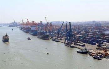 Vietnam records 1.35 billion USD trade deficit in first half of June