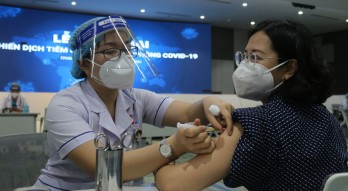 Thủ tướng chỉ đạo tháo gỡ vướng mắc pháp lý, cho phép doanh nghiệp mua vaccine COVID-19