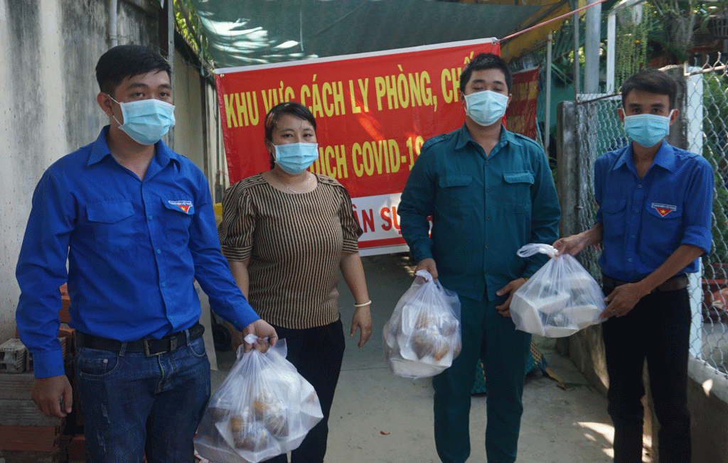 Trao tận tay những suất cơm cho các lực lượng chức năng và người dân