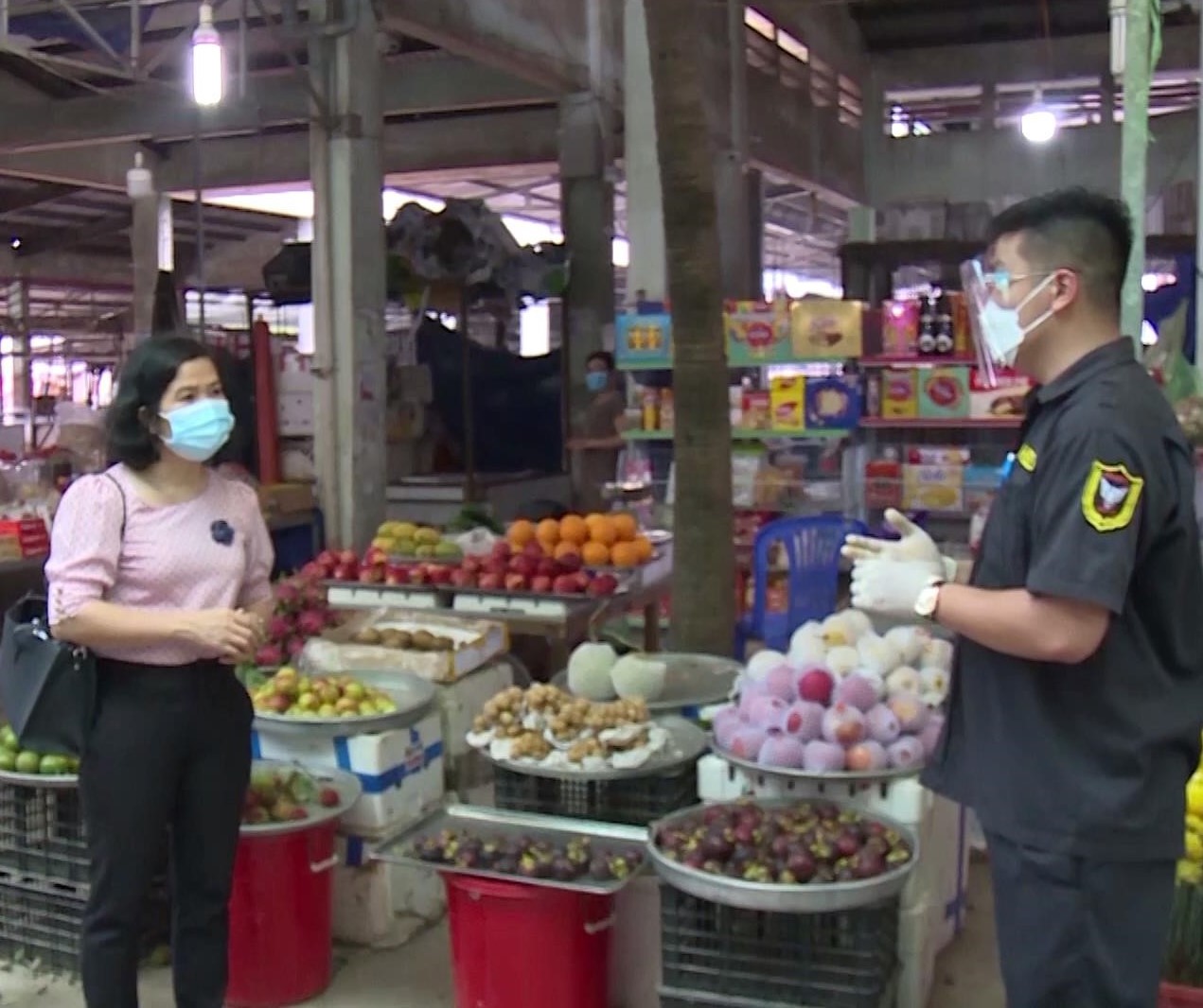 Deputy Director of DoIT - Chau Thi Le inspects the situation of Covid-19 prevention and supply of goods at Go Den market, Ben Luc district