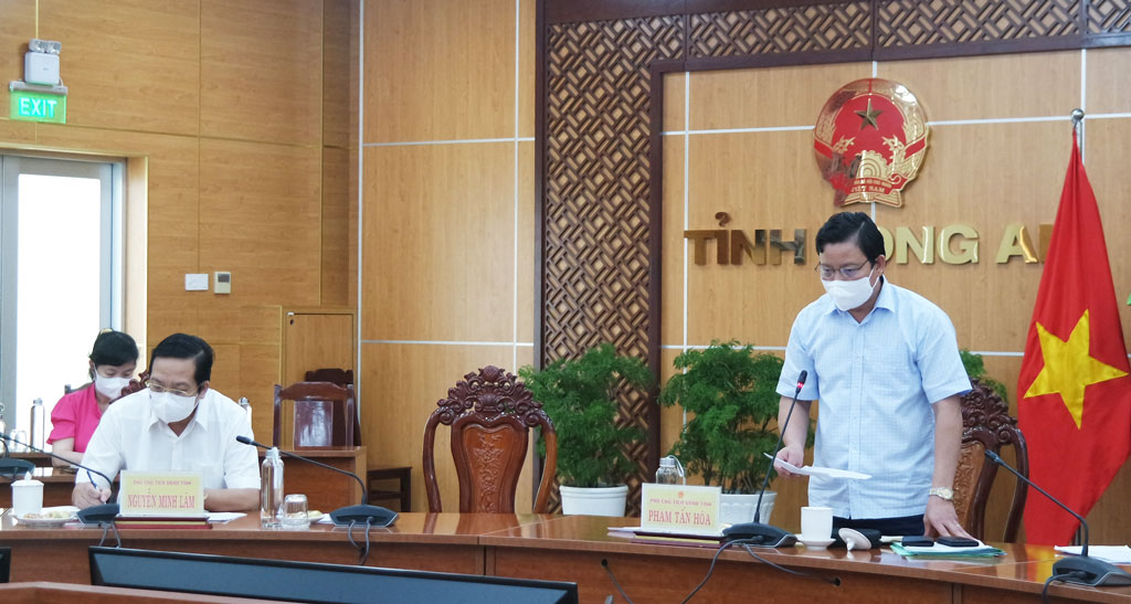 Vice Chairman of the Provincial People's Committee – Pham Tan Hoa asked localities to properly allocate resources for officials to track and inject vaccines