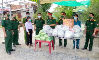 Tặng quà cán bộ, chiến sĩ đang làm nhiệm vụ tại các chốt phòng, chống dịch