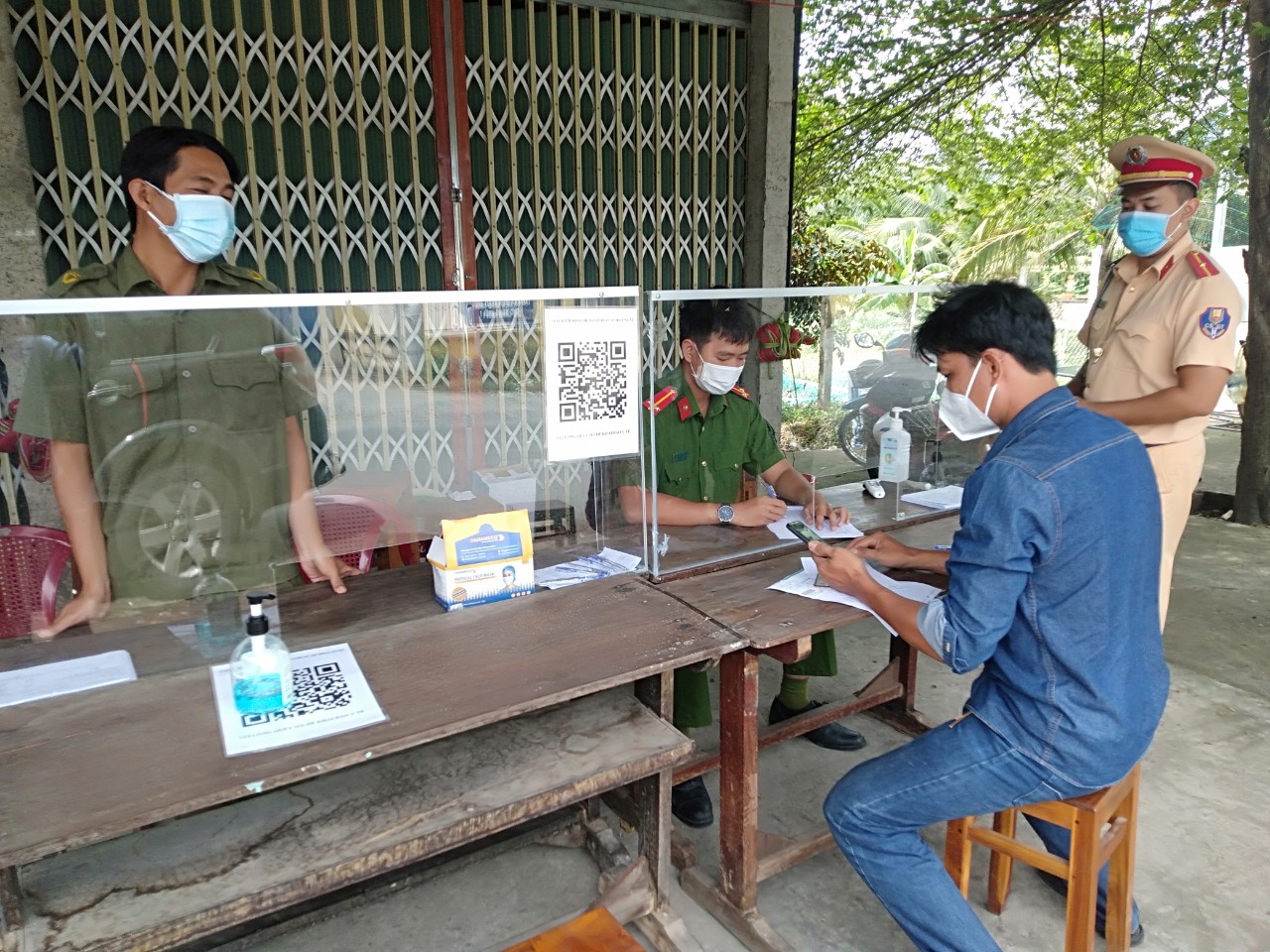 An Vinh Ngai commune appoints police officers, military officers, commune health workers, hamlets, mass organizations and forces to actively participate in the Covid-19 epidemic prevention and control checkpoint on Chau Thi Kim street