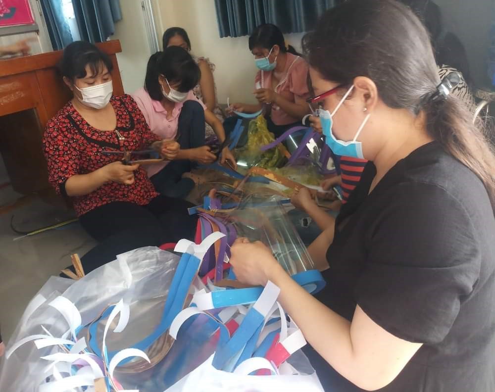 Medical staff of Thanh Hoa Medical Center take advantage of simple and available materials to produce droplet shields for epidemic prevention and control