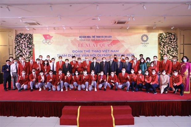 Officials and the sports delegation pose for a photo at the send-off ceremony on July 13 (Photo: VNA)