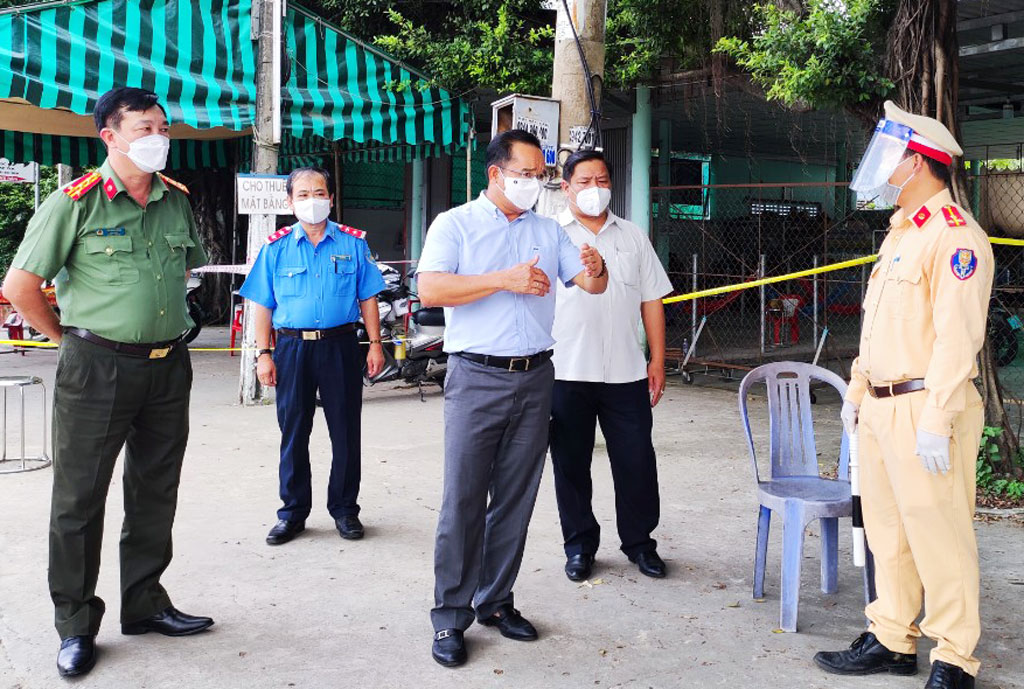 Secretary of the Provincial Party Committee - Nguyen Van Duoc asks the force to strictly control people and vehicles, try to prevent the epidemic from entering the province