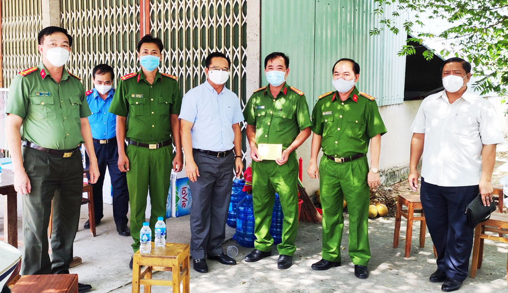 Secretary of the Provincial Party Committee - Nguyen Van Duoc visits the Covid-19 prevention and control checkpoint in Tan An city