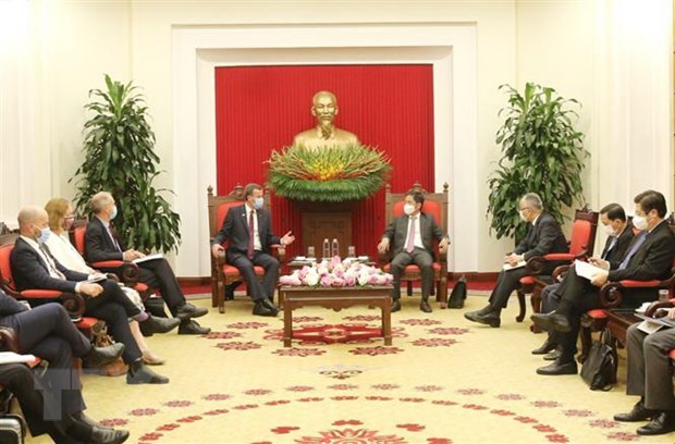 Head of the Party Central Committee's Economic Commission Tran Tuan Anh (R) receives Australian Minister for Trade, Tourism and Investment Dan Tehan (Photo: VNA)