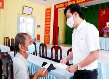 Phó Bí thư Thường trực Tỉnh ủy - Nguyễn Thanh Hải trao tiền hỗ trợ lao động tự do theo tinh thần Nghị quyết 68