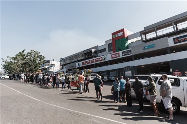 Người dân Nam Phi xếp hàng mua lương thực và nhiên liệu tại Durban. (Ảnh: AFP/TTXVN)