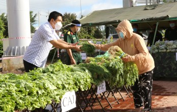 Bộ đội trao gạo, rau cho người dân khó khăn ở Đức Huệ