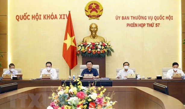 NA Chairman Vuong Dinh Hue (middle) chairs the 57th meeting of the NA Standing committee (Photo: VNA)