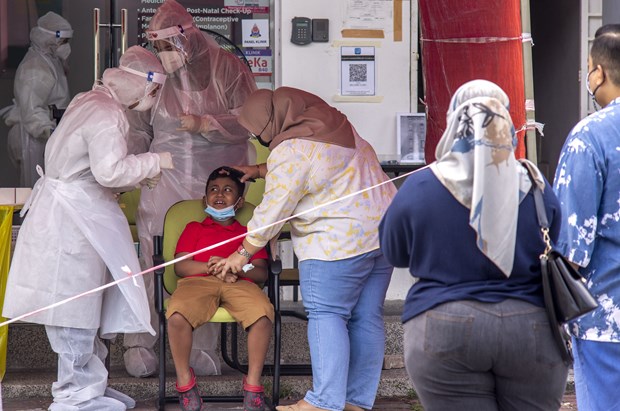 Local residents have samples taken for COVID-19 testing in Shah Alam, Malaysia.(Photo: XInhua/VNA)