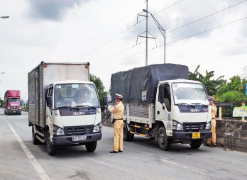 Thực hiện xét nghiệm và tạo điều kiện cho người vận chuyển hàng hóa