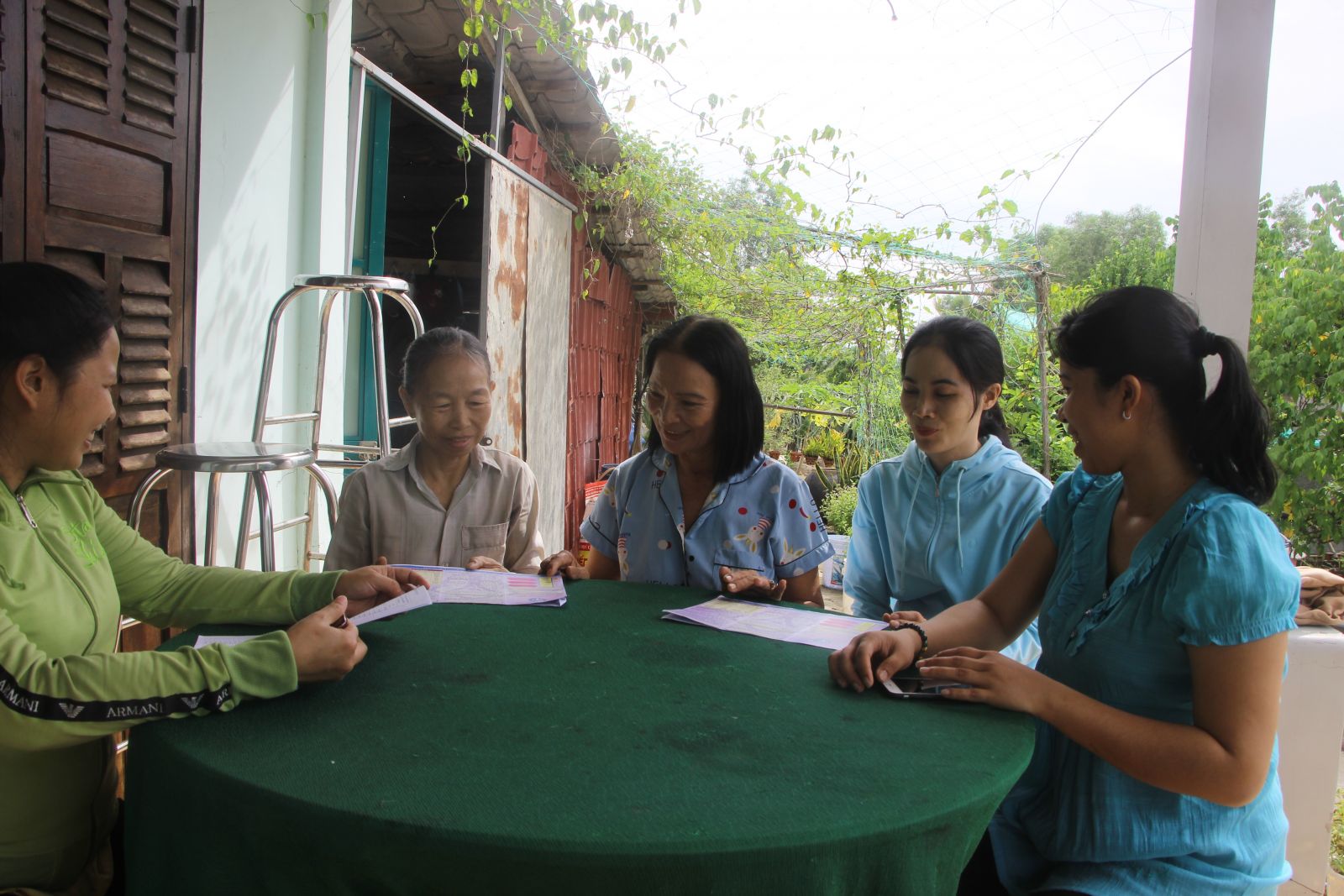 Thông qua những cuộc tư vấn “tại gia”, các chính sách ưu việt của bảo hiểm y tế được truyền đạt một cách chính xác, thiết thực cũng như giúp ngành Bảo hiểm xã hội nắm được tâm tư, nguyện vọng của người dân (Trong ảnh: Hội Liên hiệp Phụ nữ xã Thanh Phú Long, huyện Châu Thành tư vấn về các chính sách bảo hiểm xã hội, bảo hiểm y tế tại nhà cho người dân - Ảnh tư liệu)