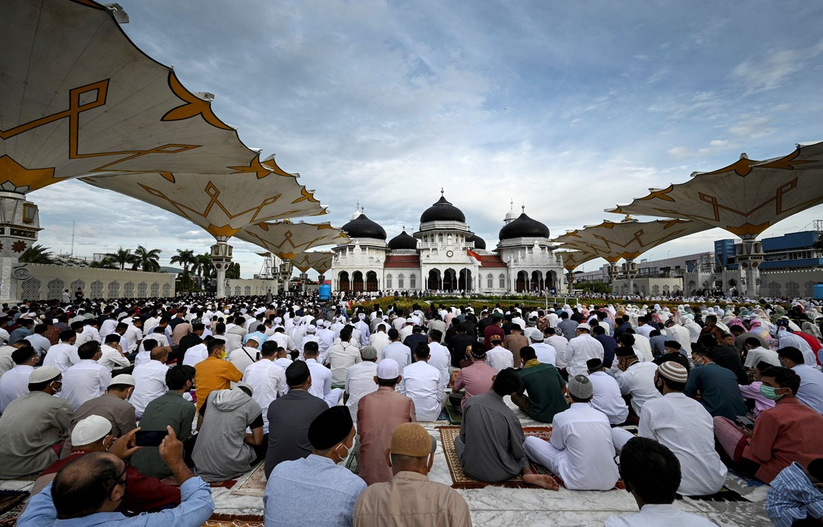 Các tín đồ Hồi giáo cầu nguyện bên ngoài một đền thờ ở Aceh, Indonesia để kỷ niệm lễ hiến sinh Eid al-Adha, ngày 20/7. (Ảnh: AFP/TTXVN)