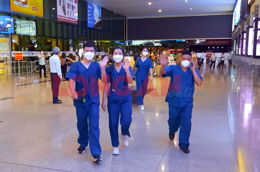 Near 19:00, the delegation arrived at Tan Son Nhat Airport