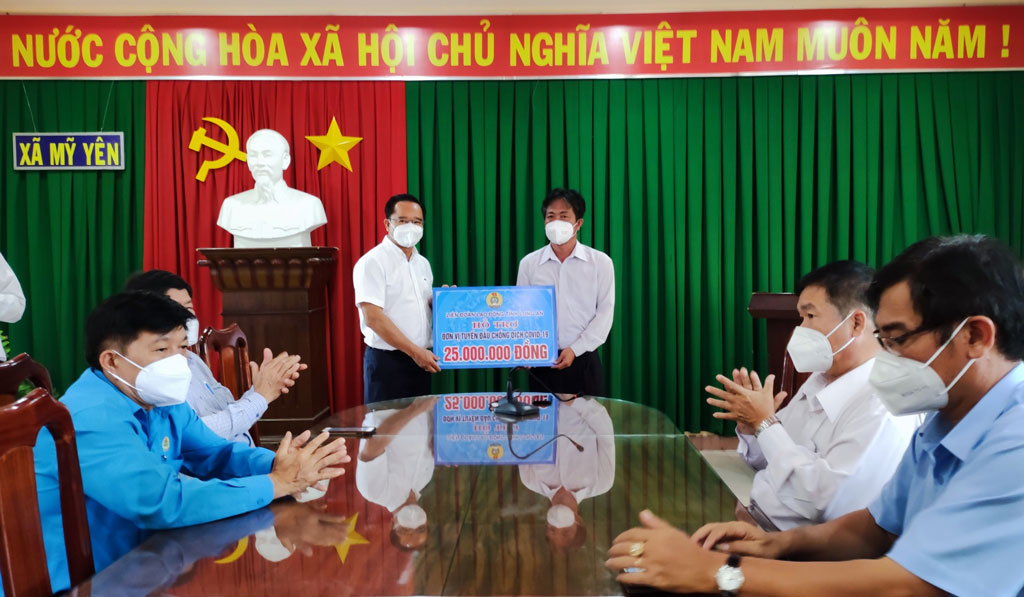 Secretary of the Provincial Party Committee, Chairman of the Provincial People's Council - Nguyen Van Duoc (L) presents and encourages frontline forces in preventing and controlling Covid-19 epidemic