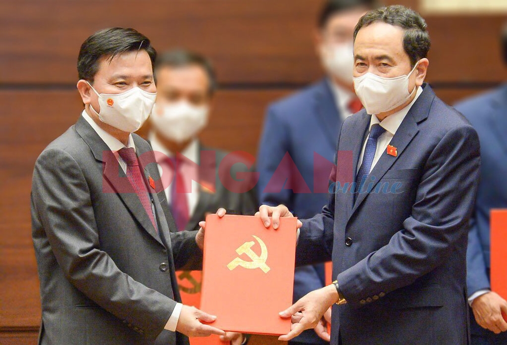 Standing Vice Chairman of the NA - Tran Thanh Man hands over the Resolution approving the Head of the XVth Long An NA Delegation to Mr. Nguyen Thanh Hai