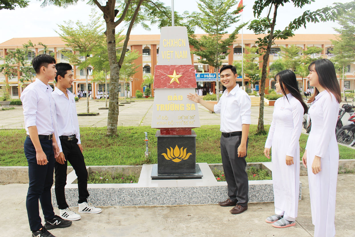 Cột mốc bản đồ Việt Nam và 2 quần đảo Hoàng Sa, Trường Sa của Trường THPT Nguyễn Đình Chiểu là không gian lý tưởng để học sinh trải nghiệm thực tế, có thêm kiến thức về vị trí địa lý, lãnh thổ đất liền, biên giới, biển, đảo Việt Nam (Ảnh tư liệu)