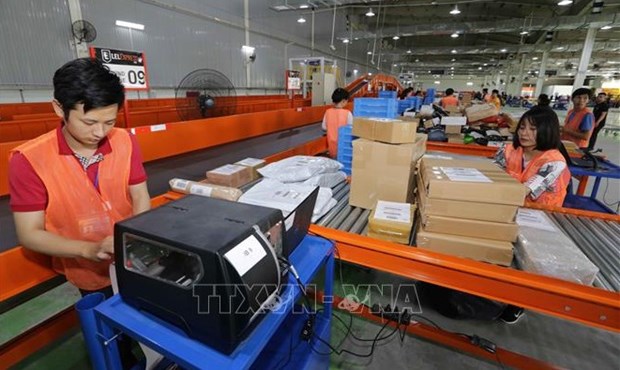 Workers of the Lazada e-commerce platform sort goods before delivery (Photo: VNA)