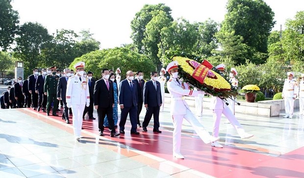 Party and State leaders pay tribute to heroic martyrs (Photo: VNA)