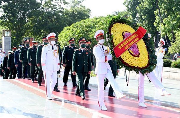 A delegation from the Central Military Commission pay tribute to heroic martyrs (Photo: VNA)