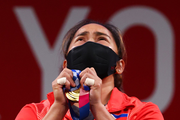 Nữ lực sĩ Philippines Hidilyn Diaz sung sướng sau khi nhận huy chương vàng ở Olympic Tokyo 2020 - Ảnh: Reuters