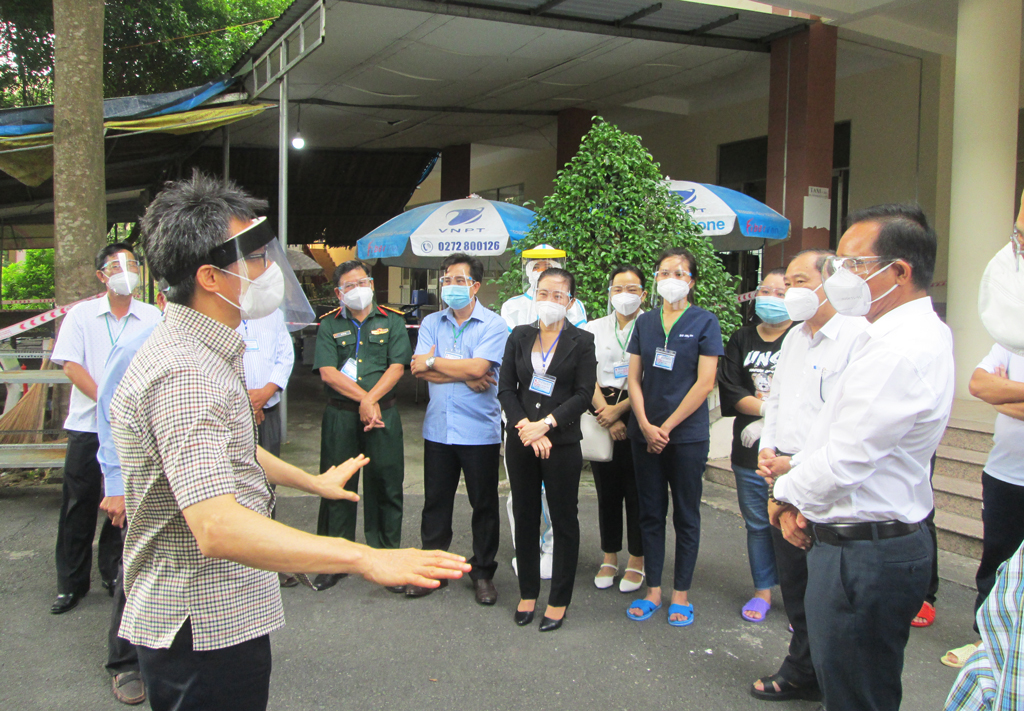 Before the meeting with the Provincial People's Committee, Deputy PM - Vu Duc Dam visits and encourages the forces on duty to fight the epidemic at the field hospital in Tan Tru, the Provincial School of Politics (Photo: Deputy PM inspects the epidemic prevention and control work of the field hospital at the Provincial School of Politics)