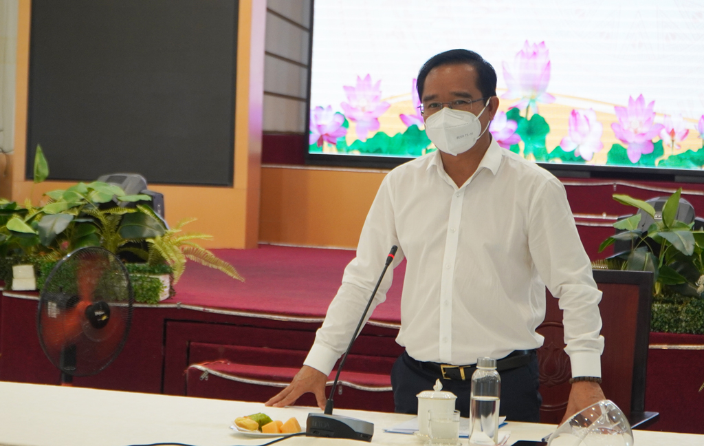 Secretary of the Provincial Party Committee, Chairman of the People's Council of Long An Province - Nguyen Van Duoc informs about the direction of epidemic prevention and control in the province