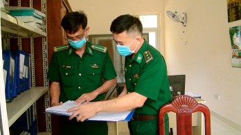 Cha, con trên tuyến đầu chống dịch