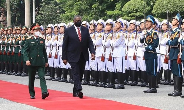 Defence Minister General Phan Van Giang and US Secretary of Defence Lloyd Austin inspect the guard of honour of the Vietnam People's Army at the welcome ceremony in Hanoi (Photo: VNA)