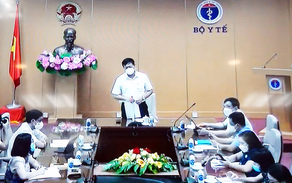 Deputy Minister of Health - Do Xuan Tuyen chairs a teleconference with localities on the progress of implementing the nationwide Covid-19 vaccination campaign