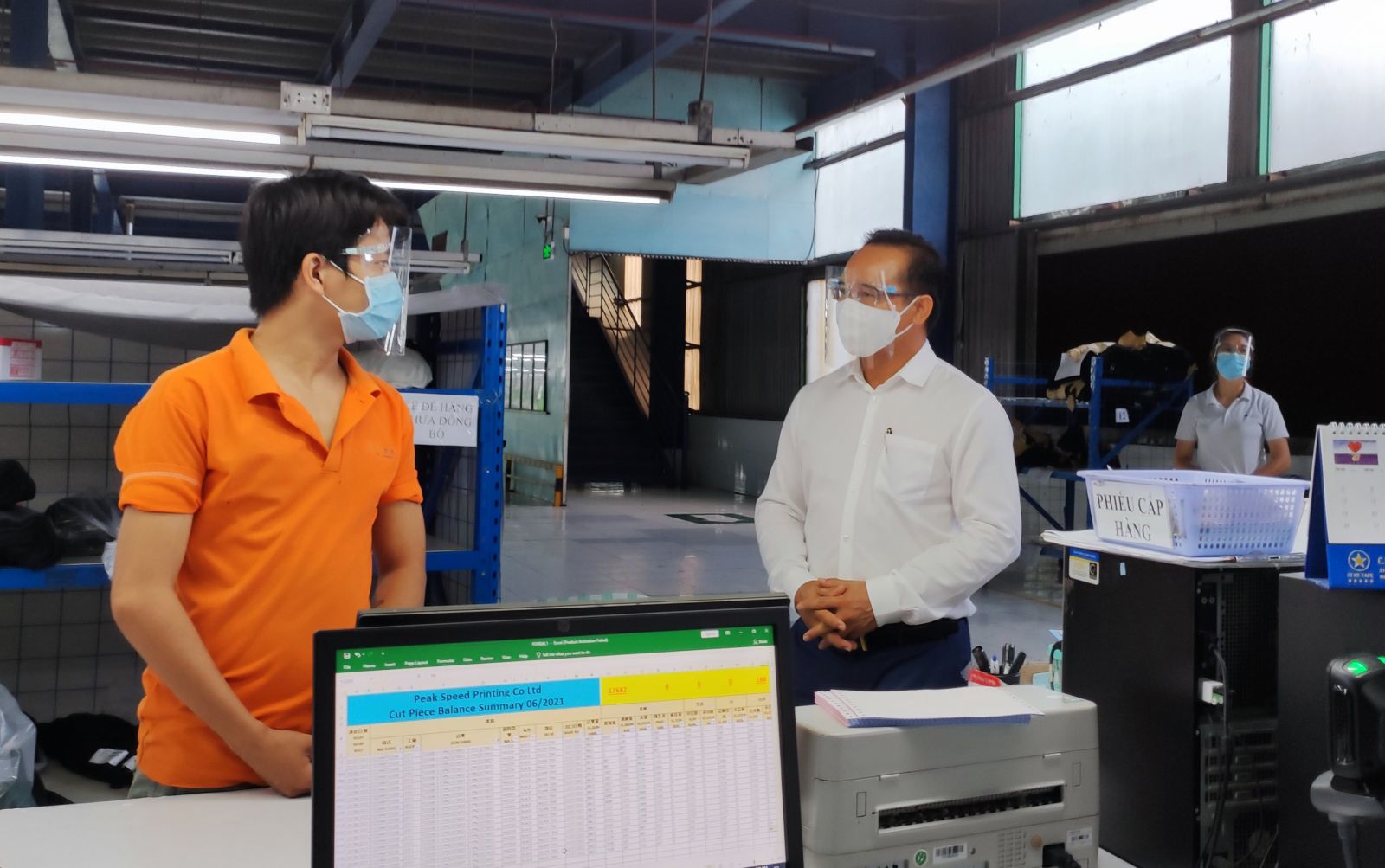 Secretary of the Provincial Party Committee, Chairman of the Provincial People's Council - Nguyen Van Duoc visits and encourages workers of Dinh Cao Printing Co., Ltd during the implementation of the motto 