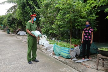 Mô hình “Đường dây hỗ trợ gạo nghĩa tình” giúp đỡ người dân mùa dịch Covid-19