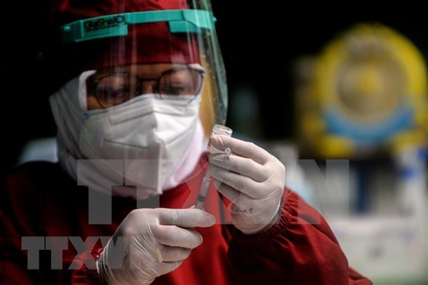 Health worker administrates COVID-19 vaccine in Tangerang, Indonesia. (Photo: Xinhua/VNA)